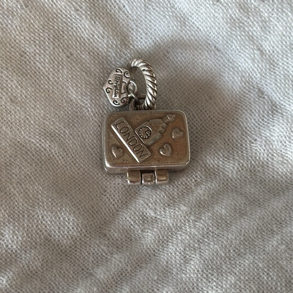 Brighton  on Voyage suitcase charm, adorable, it opens! - Picture 4 of 4